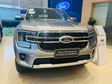 Ford Everest Titanium 1 cầu màu bạc