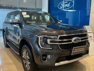 Ford Everest Titanium 1 cầu màu ghi xám