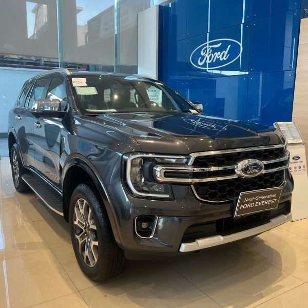 Ford Everest Titanium 1 cầu màu ghi xám
