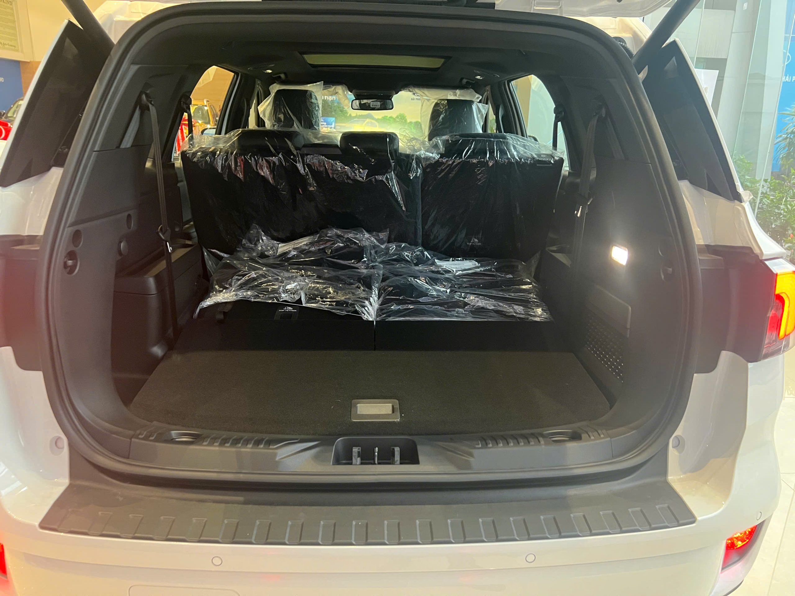 Khoang hành lý xe Ford Everest Titanium 4x2