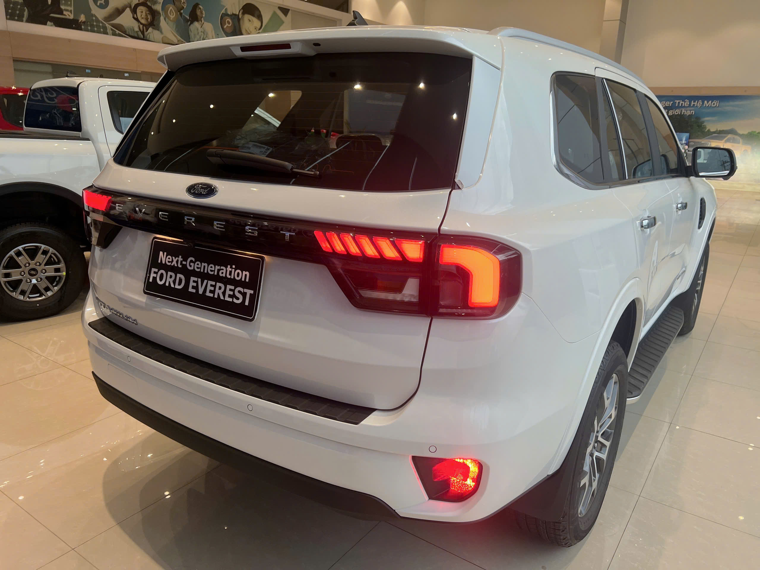 Phần đuôi xe Ford Everest Titanium 4x2