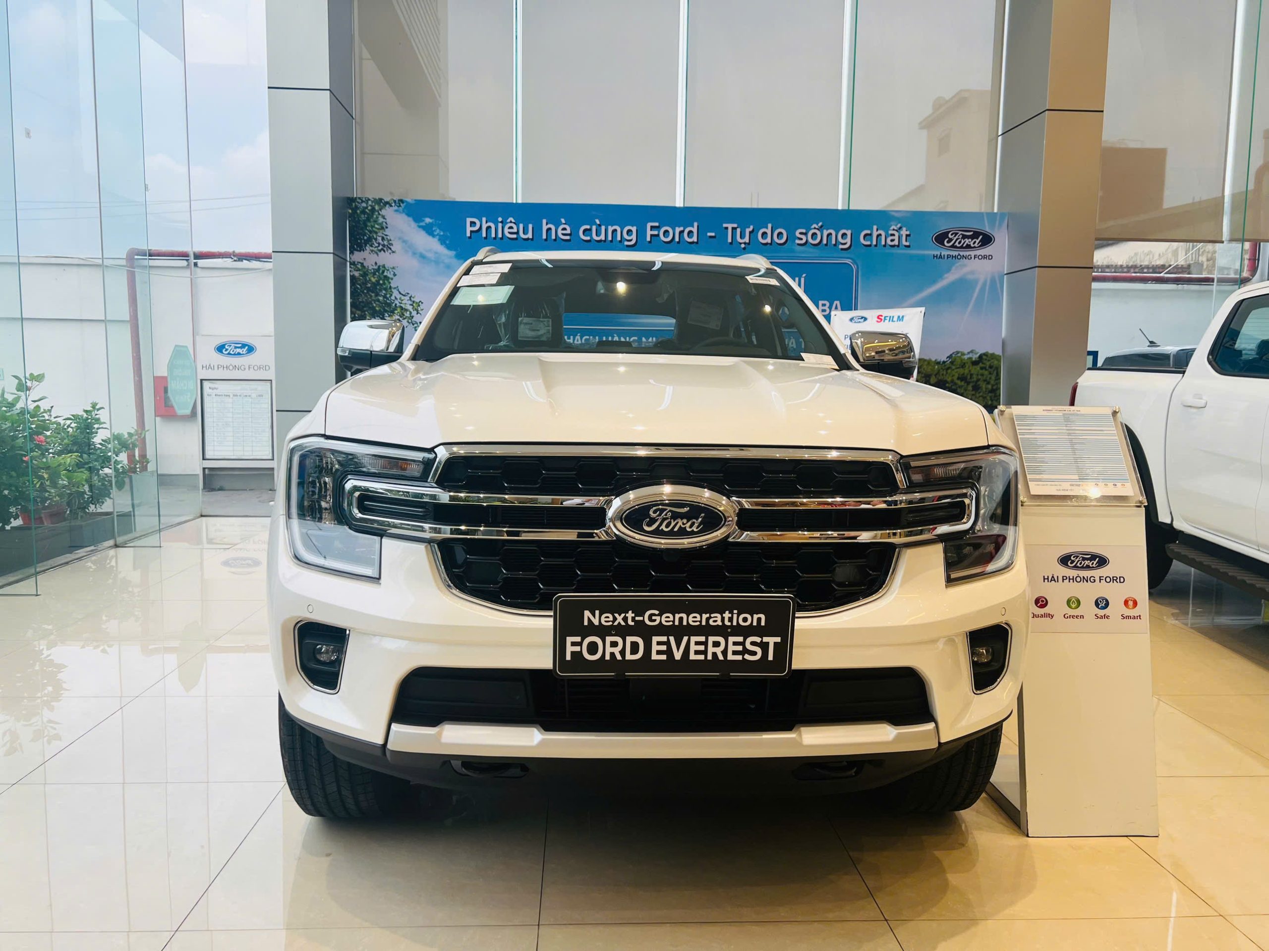 Giá xe Ford Everest Titanium 4x2