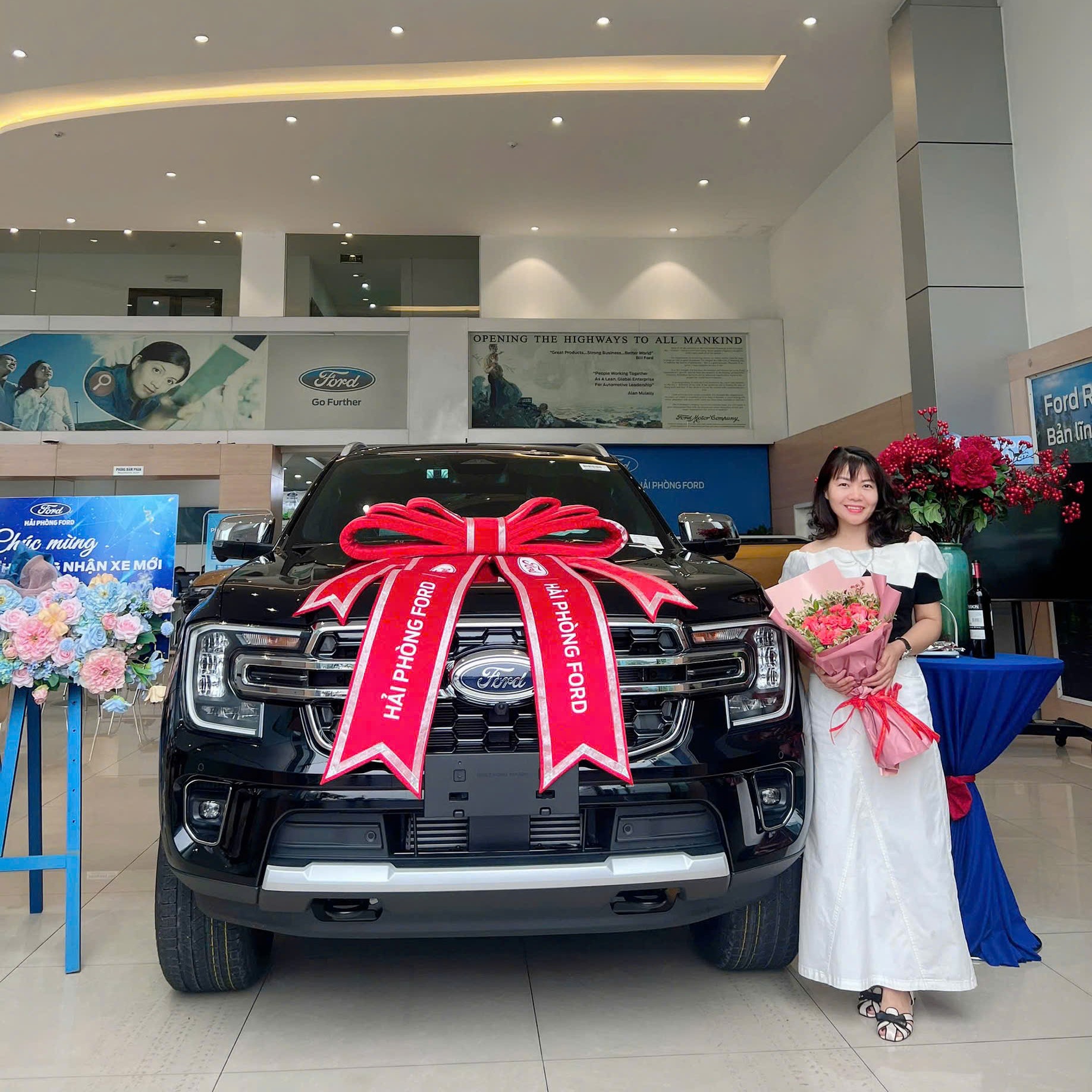 Khách hàng nhận xe tại Ford Hải Phòng