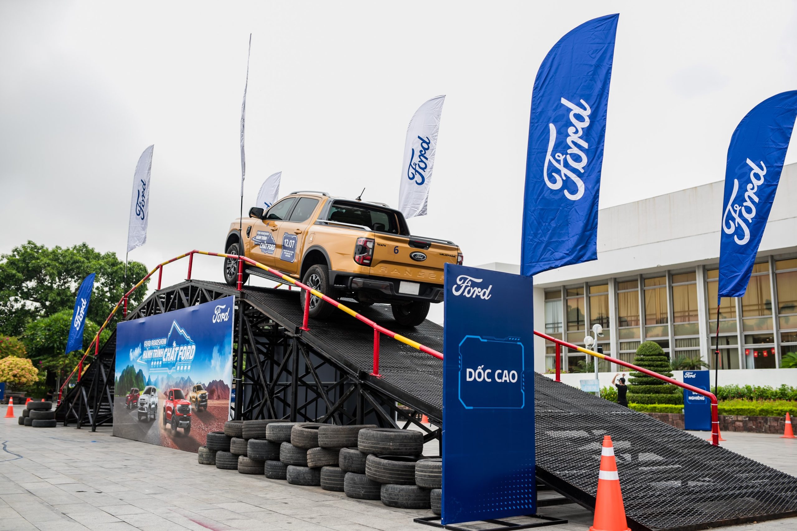 lái thử xe Ford Ranger lên dốc cao, test tính năng khởi hành ngang dốc