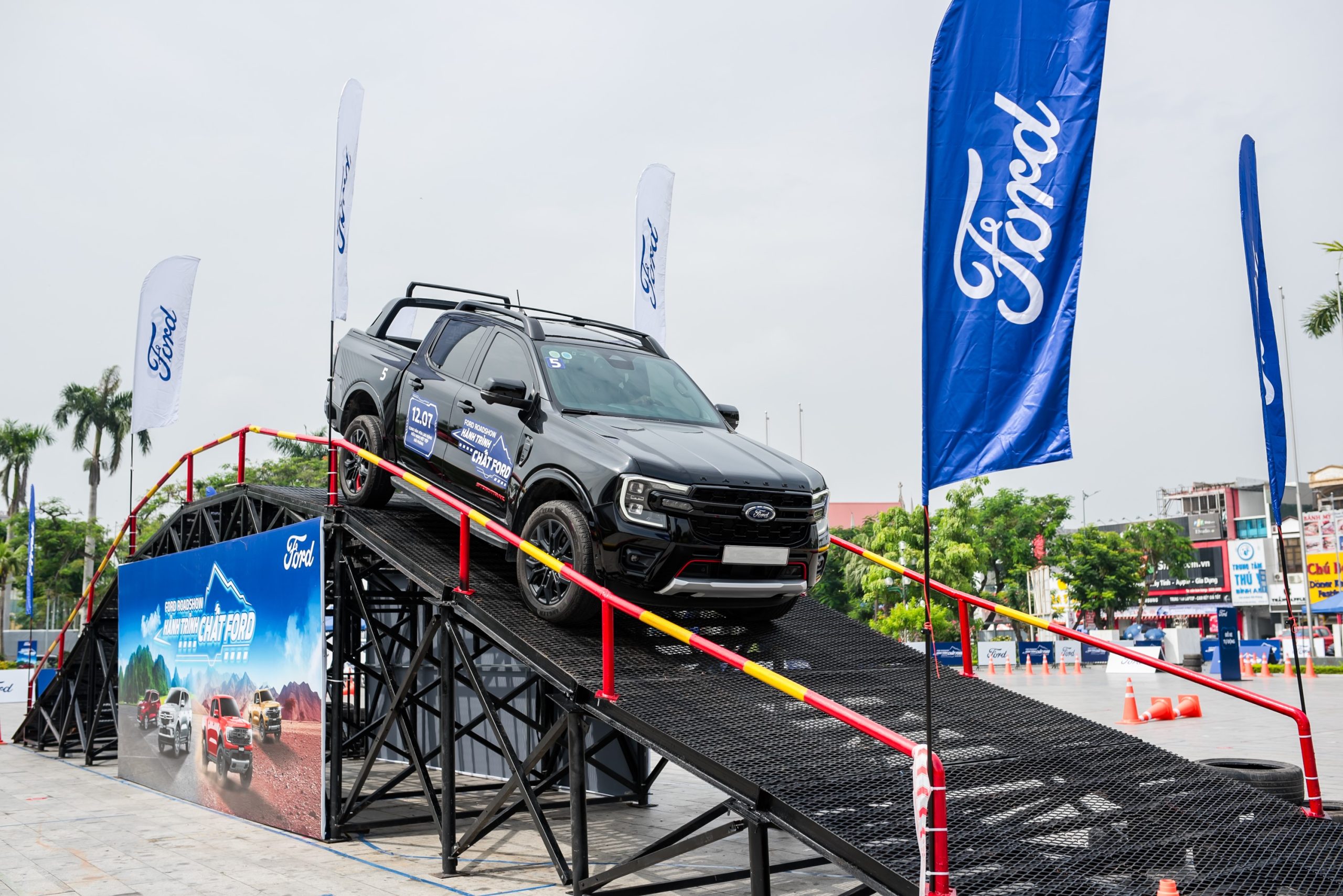 lái thử xe Ford Ranger xuống dốc, test tính năng hỗ trợ đổ đèo