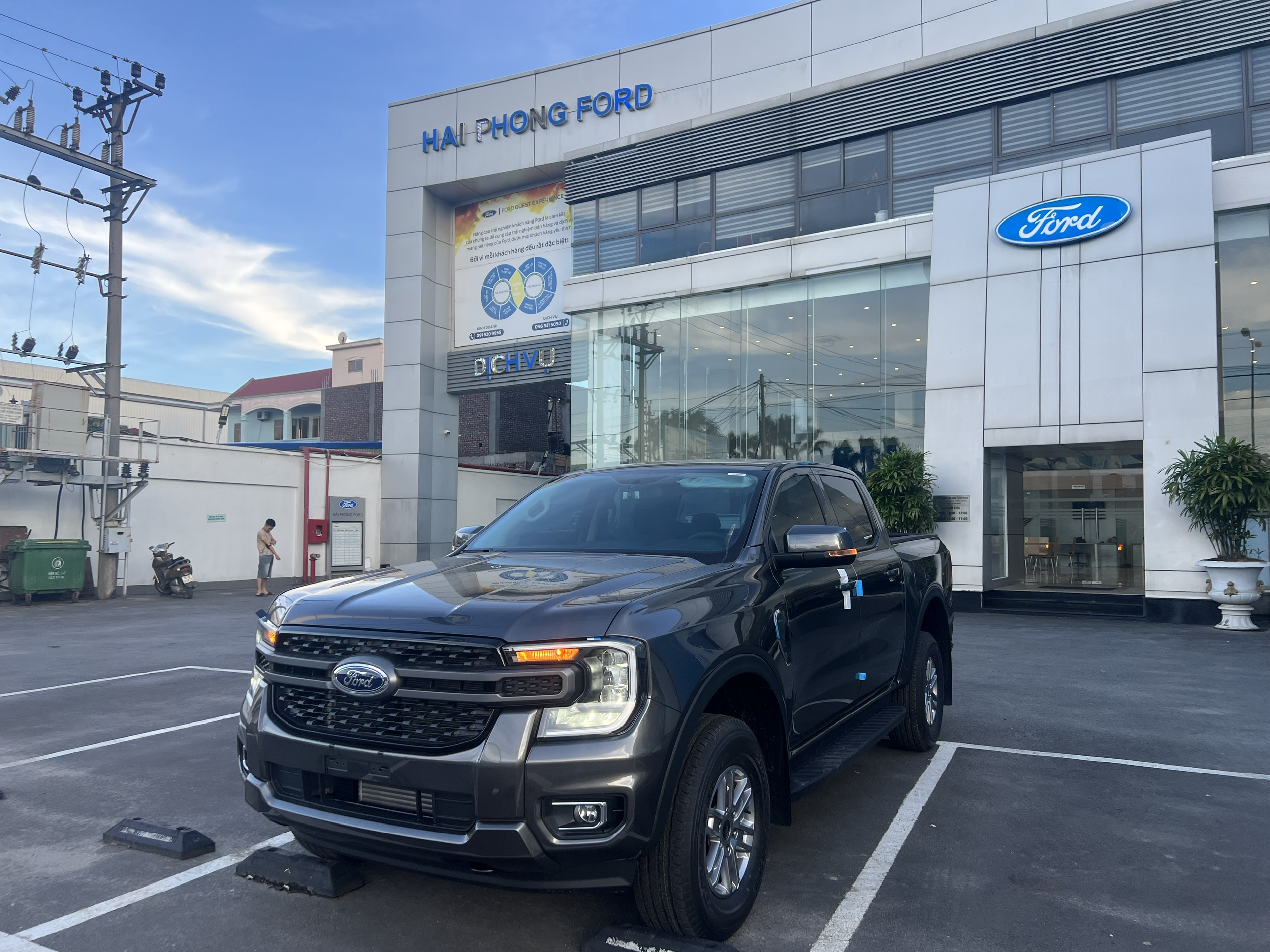 xe bán tải Ford Ranger XLS màu ghi xám lăn bánh tại Hải Phòng