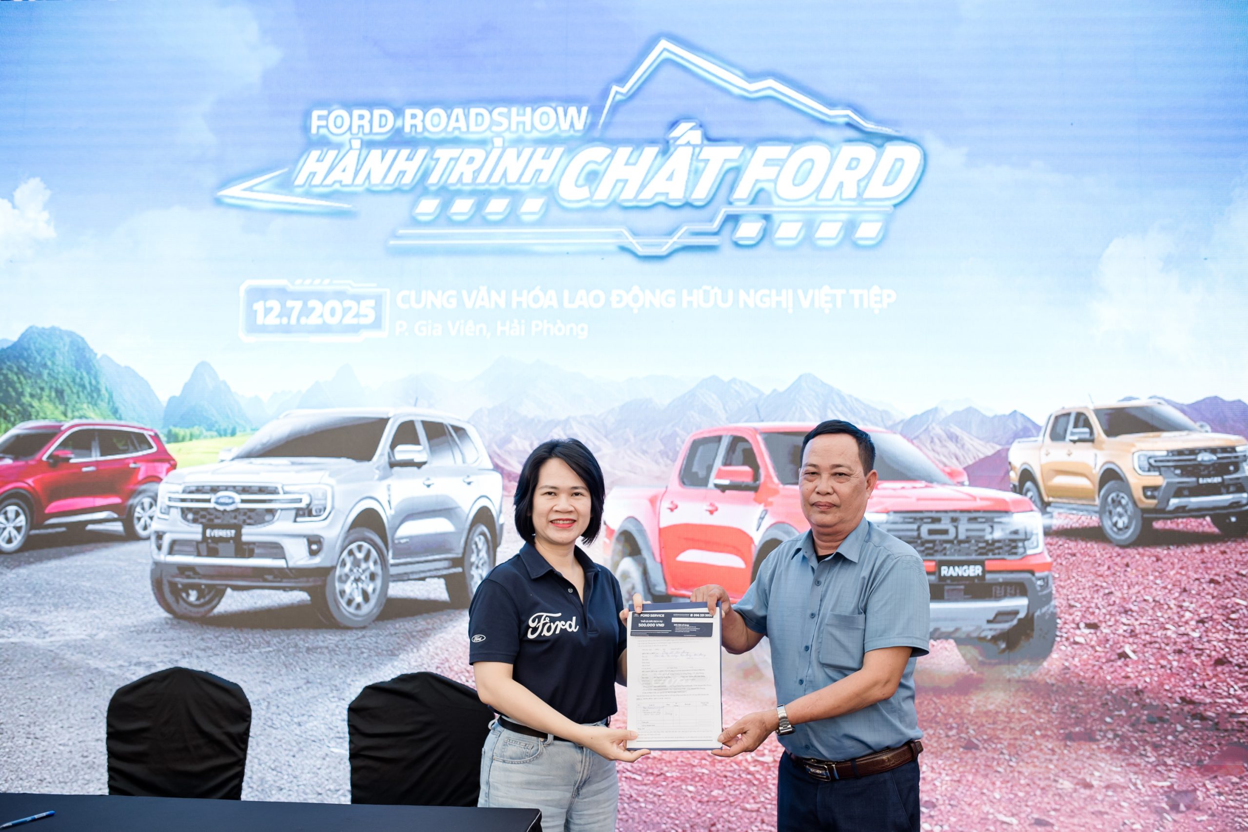 Khách hàng ký hợp đồng khi tham gia sự kiện lái thử của Ford Hải Phòng