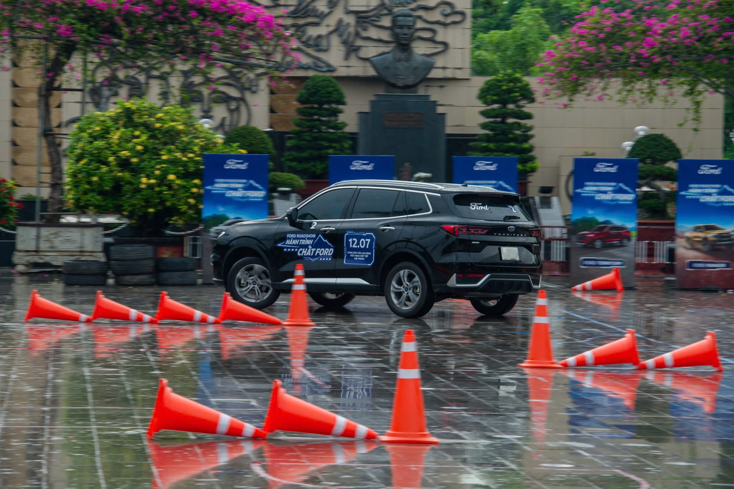 trải nghiệm cung đường zig zag, khả năng cân bằng điện tử của Ford Territory rất ấn tượng, tay lái đầm chắc