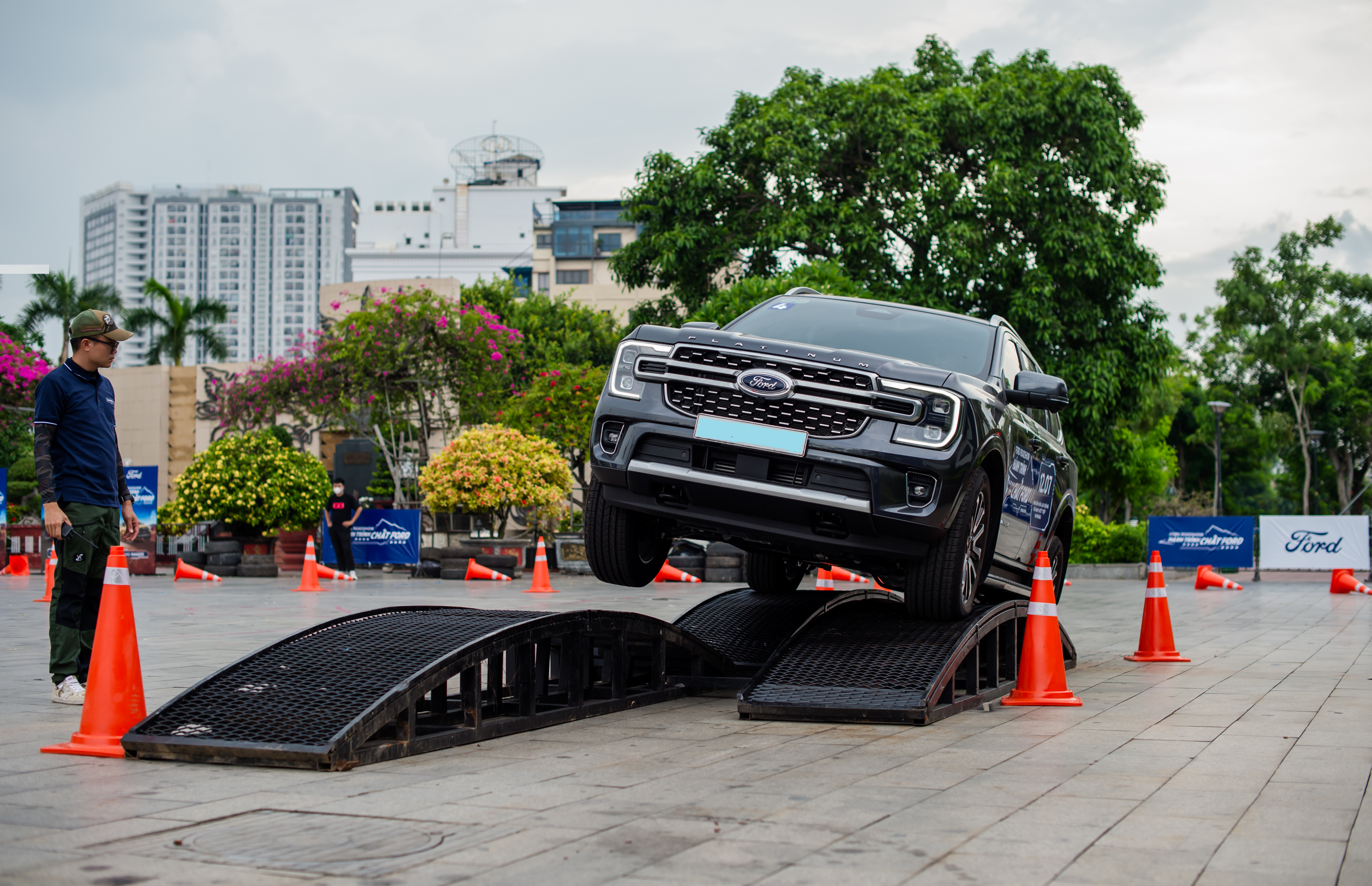 Trải nghiệm Xe Ford Everest lái xe qua đường gập ghềnh 