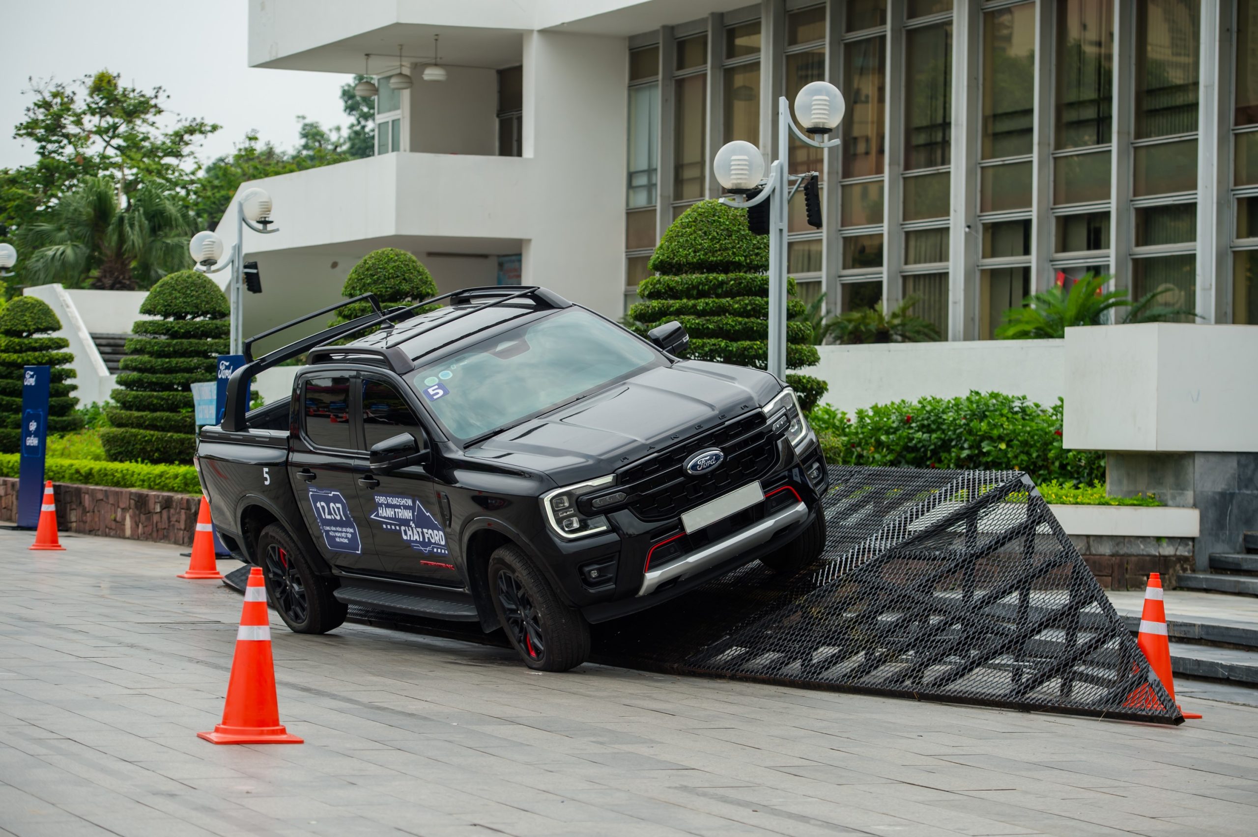 Trải nghiệm đoạn đường dốc nghiên với xe Ford Ranger