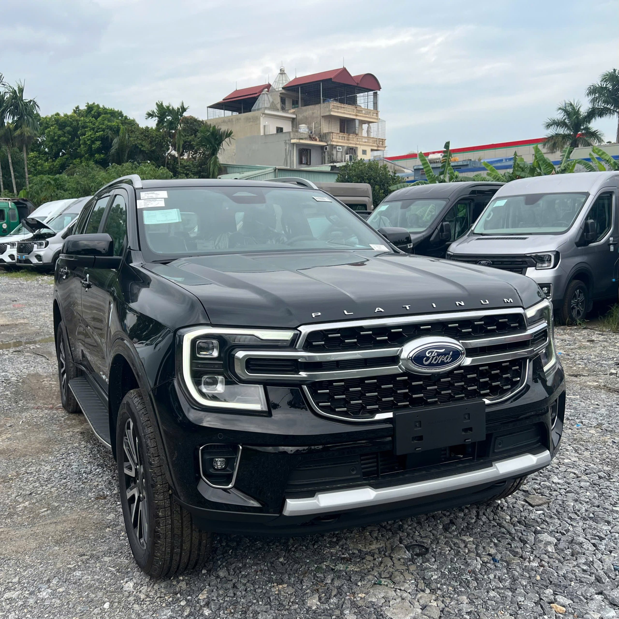 Ford Everest Platinum màu đen, là màu bán chạy nhất, lịch lãm và huyền bí