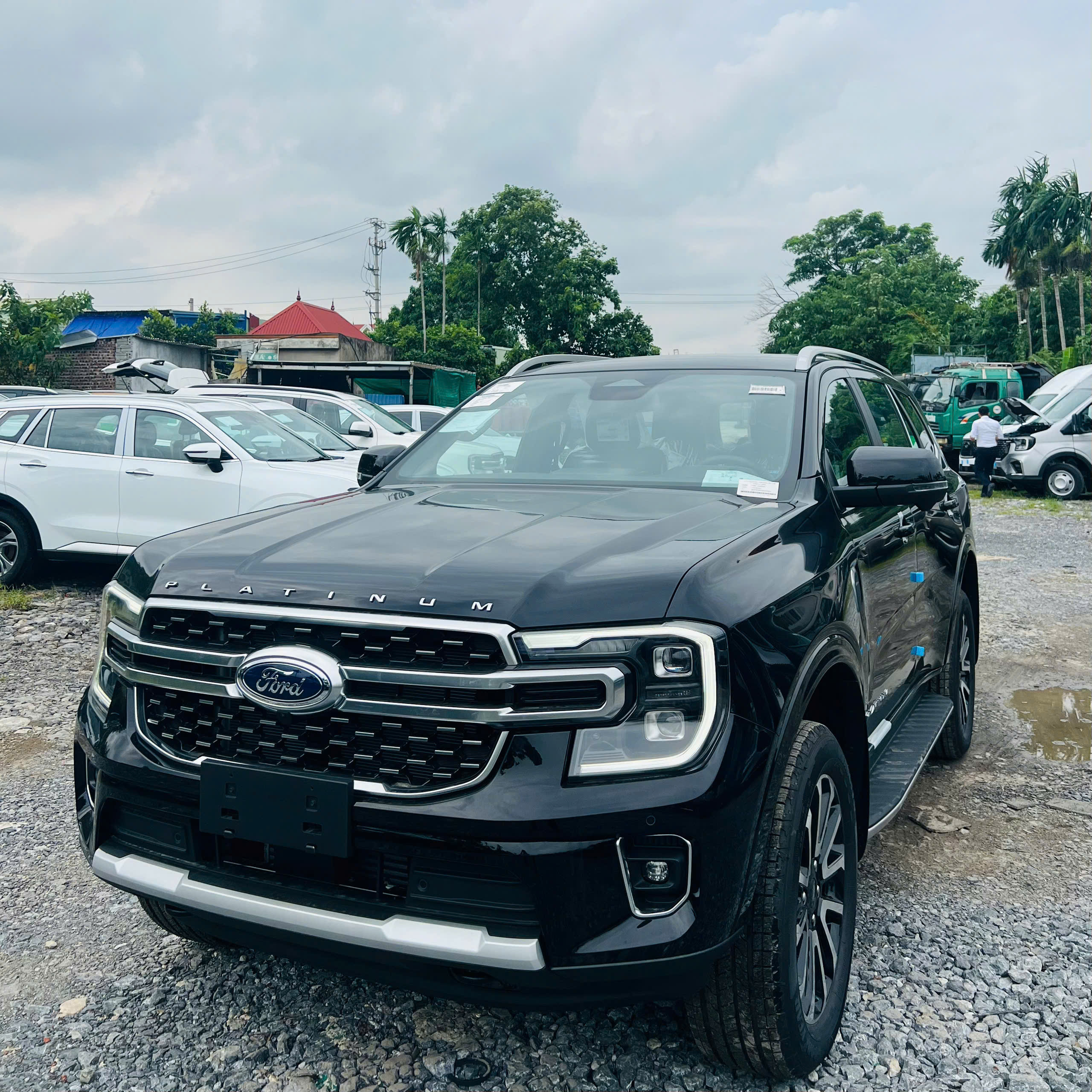 Ford Everest Platinum màu đen có sẵn tại Ford Hải Phòng
