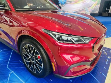 cụm đèn Led kết hợp bộ mâm thể thao, khiến cho chiếc xe Ford Mustang Mach E cực ngầu
