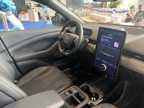 nội thất xe Ford Mustang Mach E rất hiện đại với màn hình giải trí cực to