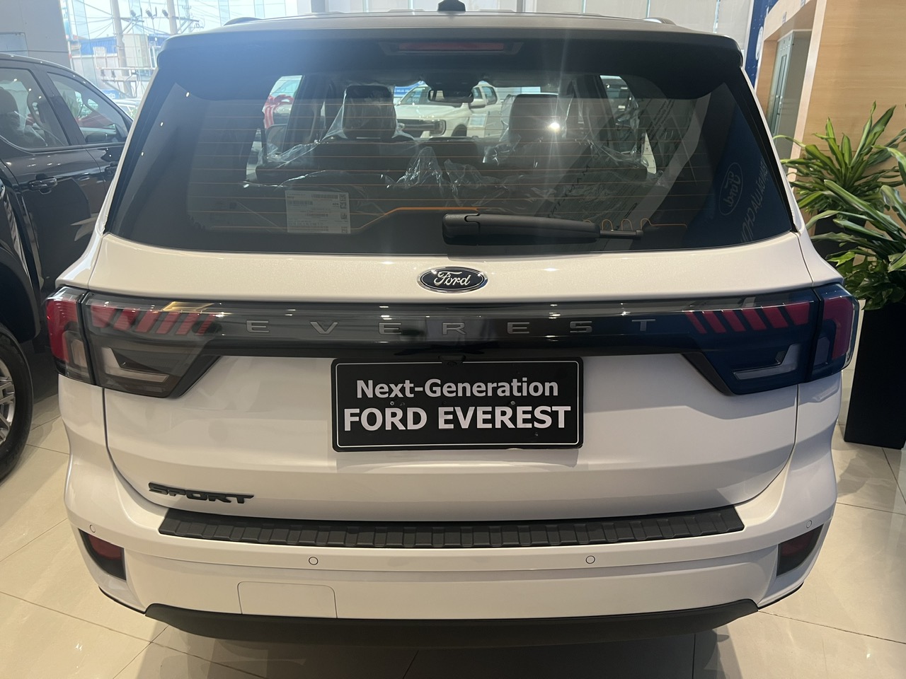 Phần đuôi xe Ford Everest Sport SE có logo Sport thể thao